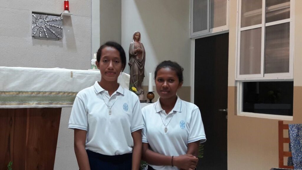 Yohana Fransiska Ema Siga (Yanti), de Watowiti, y Yohanista Lomi Kolor (Nesti) de la isla de Solor.